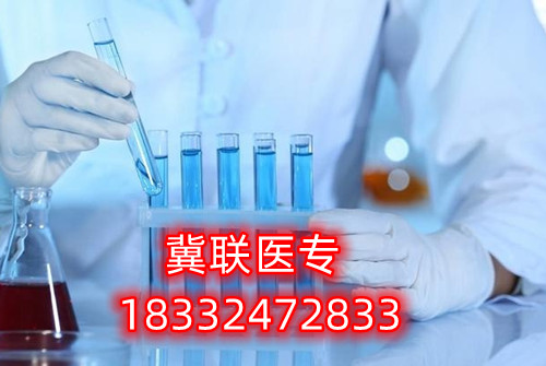 對于很多想要通過河北單招考試升學(xué)的家長和學(xué)生，往往感到為難的就是如何選擇大類方向。石家莊冀聯(lián)醫(yī)學(xué)中專學(xué)校單招升學(xué)熱門專業(yè)及院校推薦  石家莊冀聯(lián)醫(yī)學(xué)中專學(xué)校單招升學(xué)熱門專業(yè)及院校推薦  一方面是對大類招生政策的不了解，另一方面是感覺孩子太小，還不定性，盲目選擇怕將來孩子后悔。    考試七類是家長們眼中的熱門大類，護(hù)理是人氣最高的專業(yè)，優(yōu)秀院校：滄州醫(yī)學(xué)高等?？茖W(xué)校。下面于老師給大家介紹一下第七類醫(yī)藥衛(wèi)生(臨床醫(yī)學(xué)類專業(yè)除外)等所涉及專業(yè)。    單招考試第七類醫(yī)學(xué)類考試第七類：    醫(yī)藥衛(wèi)生(臨床醫(yī)學(xué)類專業(yè)除外)等所涉及專業(yè)    科目：語文150分+數(shù)學(xué)150分+化學(xué)100分+職業(yè)適應(yīng)性測試350分（1、我國當(dāng)前醫(yī)藥衛(wèi)生行業(yè)的特點(diǎn)和發(fā)展方向、醫(yī)藥衛(wèi)生行業(yè)的特點(diǎn)和工作內(nèi)容常識;2、生活中常見的基本疾病預(yù)防知識和疫情防控知識;3、國際、全國疾病防控宣傳日相關(guān)知識;4、醫(yī)學(xué)專業(yè)相關(guān)的社會人文常識。）    牽頭院校：滄州醫(yī)學(xué)高等?？茖W(xué)校    推薦院校：河北化工醫(yī)藥職業(yè)技術(shù)學(xué)院、滄州醫(yī)學(xué)高等?？茖W(xué)校、邢臺健康醫(yī)學(xué)院、承德護(hù)理職業(yè)學(xué)院、廊坊衛(wèi)生職業(yè)學(xué)院、唐山職業(yè)技術(shù)學(xué)院、河北女子職業(yè)技術(shù)學(xué)院    熱門專業(yè)：護(hù)理、醫(yī)學(xué)檢驗(yàn)技術(shù)、醫(yī)學(xué)影像技術(shù)、助產(chǎn)、口腔醫(yī)學(xué)技術(shù)、心理咨詢、眼視光技術(shù)、藥學(xué)    2023年河北單招考試人數(shù)：約25300人    錄取率：58.47%    公辦錄取率：17.50%    大類解讀：熱門大類，男女生都可以報(bào)考，文理不限，專業(yè)技術(shù)性不強(qiáng)。      第七大類職業(yè)適應(yīng)性測試具體考試內(nèi)容：    1、我國當(dāng)前醫(yī)藥衛(wèi)生行業(yè)的特點(diǎn)和發(fā)展方向、醫(yī)藥衛(wèi)生行業(yè)的特點(diǎn)和工作內(nèi)容常識；    2、生物醫(yī)學(xué)基礎(chǔ)知識；    3、生活中常見的基本疾病預(yù)防知識和疫情防控知識；    4、國際、全國疾病防控宣傳日相關(guān)知識；    5、醫(yī)學(xué)專業(yè)相關(guān)的社會人文常識。      一、護(hù)理    就業(yè)方向：主要面向各級各類醫(yī)療衛(wèi)生系統(tǒng)和社區(qū)衛(wèi)生服務(wù)機(jī)構(gòu)，從事臨床護(hù)理、健康保健工作，就業(yè)度好。    二、醫(yī)學(xué)檢驗(yàn)技術(shù)    就業(yè)方向：主要面向各級醫(yī)院檢驗(yàn)科、血庫，各級疾病預(yù)防控制中心、血站、檢驗(yàn)檢疫、計(jì)劃生育服務(wù)等機(jī)構(gòu)，以及各種獨(dú)立實(shí)驗(yàn)室、醫(yī)學(xué)生物試劑生產(chǎn)經(jīng)營企業(yè)，從事醫(yī)學(xué)檢驗(yàn)等工作。    三、醫(yī)學(xué)影像技術(shù)    就業(yè)方向：主要面向各級醫(yī)療衛(wèi)生機(jī)構(gòu)及體檢中心等部門從事醫(yī)學(xué)影像工作。    四、助產(chǎn)    就業(yè)方向：主要面向各級綜合性醫(yī)院和婦幼保健院（所）、婦幼保健管理機(jī)構(gòu) ，以及孕婦學(xué)校、親子活動中心和月嫂培訓(xùn)中心等社區(qū)婦幼保健機(jī)構(gòu)組織，從事助產(chǎn)、臨床護(hù)理、計(jì)劃生育和婦幼保健管理及服務(wù)等工作。  五、口腔醫(yī)學(xué)技術(shù)    就業(yè)方向：方向一∶口腔治療技術(shù)方向 主要面向各級口腔醫(yī)療機(jī)構(gòu)及口腔醫(yī)療相關(guān)機(jī)構(gòu)，在醫(yī)師助手、口腔咨詢等崗位群，從事口腔常見病和多發(fā)病的輔助治療與服務(wù)等工作。    方向二∶口腔修復(fù)工藝方向 主要面向口腔修復(fù)制作行業(yè)各級義齒加工企業(yè)、醫(yī)療機(jī)構(gòu)口腔技工室及口腔醫(yī)療相關(guān)機(jī)構(gòu)，在口腔修復(fù)、技術(shù)管理等崗位群，從事口腔修復(fù)體制作、技術(shù)管理與服務(wù)等工作。  石家莊冀聯(lián)醫(yī)學(xué)中等專業(yè)學(xué)校電話：0311-8736 8833；18332472833（同微信）  石家莊冀聯(lián)醫(yī)學(xué)中專學(xué)?？焓痔枺簐18332472833