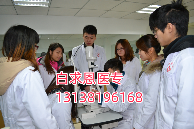 石家莊醫(yī)學(xué)中專學(xué)校的學(xué)費(fèi)是多少？