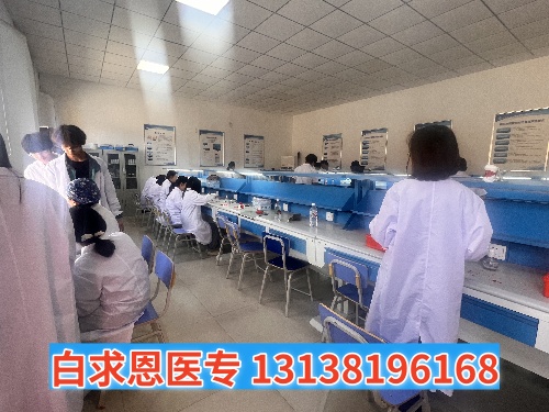 石家莊白求恩醫(yī)學(xué)中專學(xué)校多長時間放假一次？